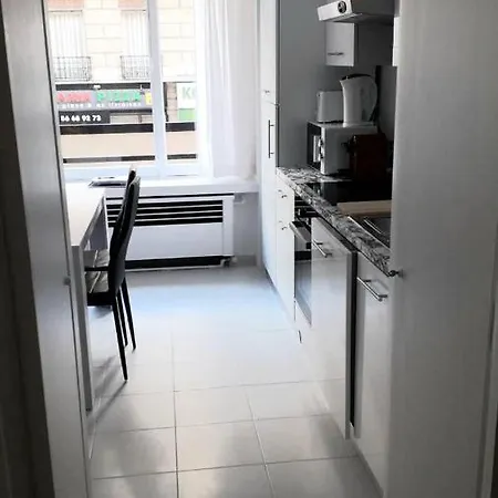 Modern 1 Bed Flat - Near Arc De Triomphe & Champs Elysees Paris